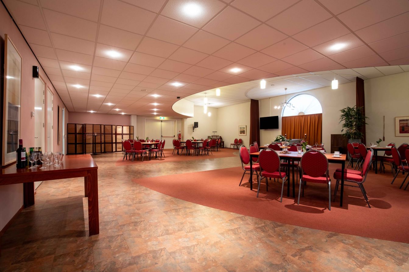 Ruime aula in uitvaartcentrum Hulzebus
